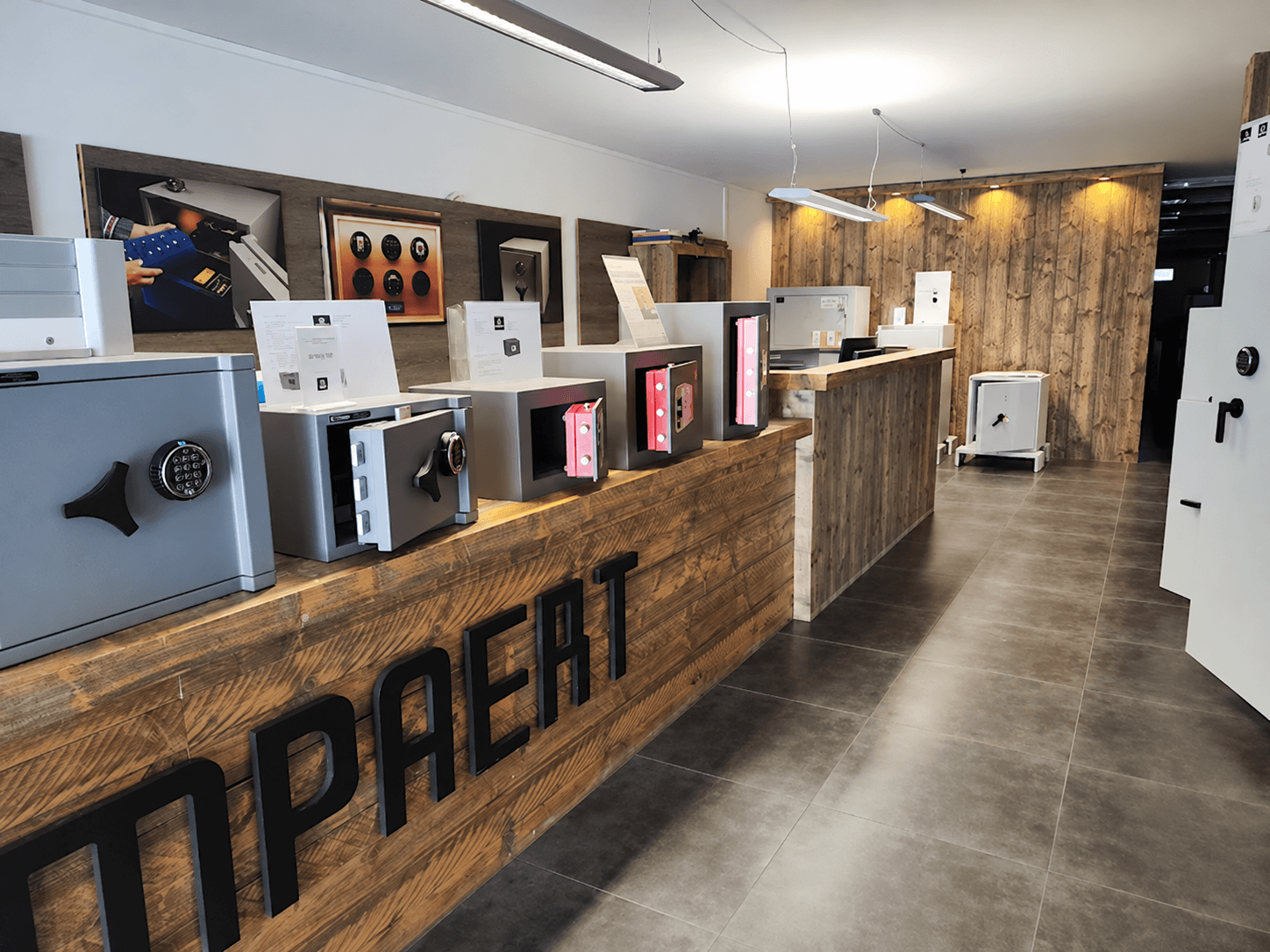 Toonzaal van Sloten Lampaert met kluizen op een houten display